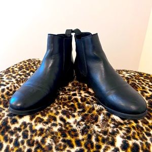 Size 8 Black ALDO Chelsea leather boots
